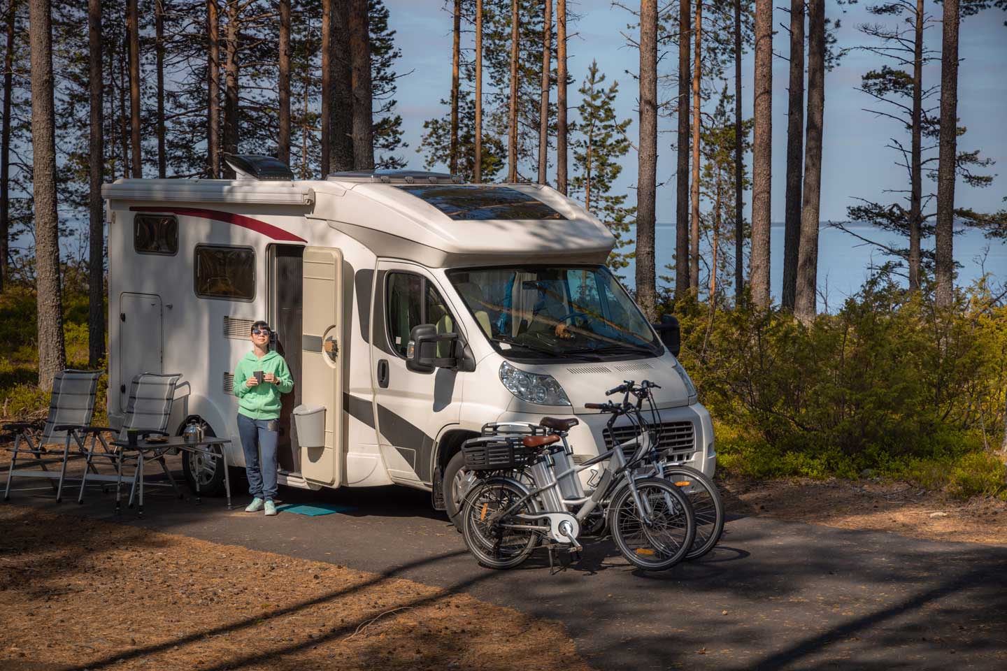 Wohnwagen auf Campingplatz im Wald, Süddeutschland, Bayern, Allgäu