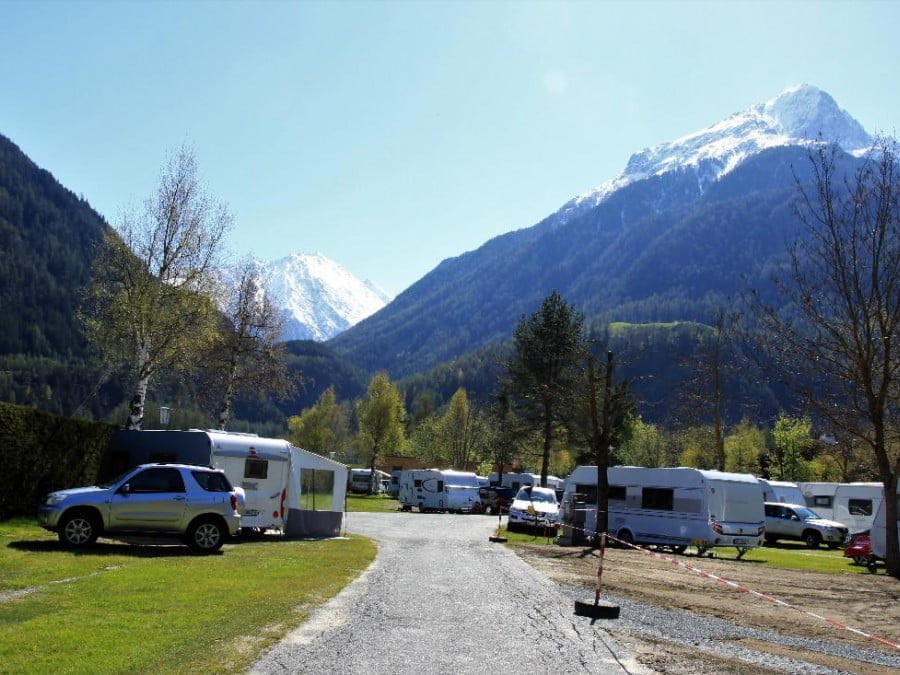 Parkplatz mit Wohnwagen, Bayern Allgäu